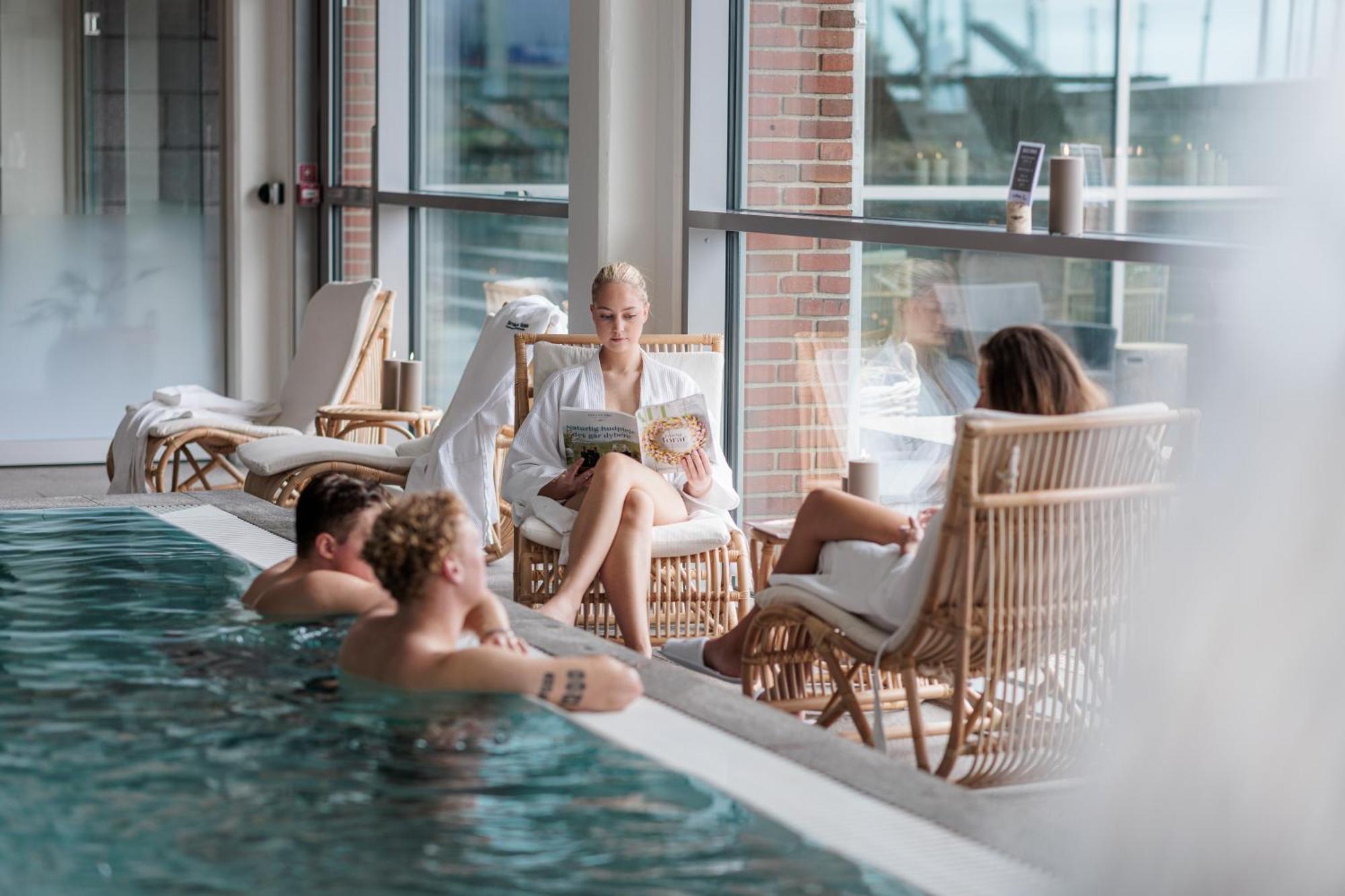 Griffen Spa Hotel รอนเน ภายนอก รูปภาพ